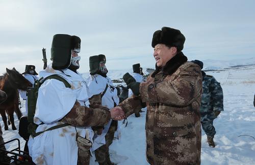  2014年1月26日上午，习近平来到祖国边疆的内蒙古阿尔山，冒着零下30多摄氏度的严寒，迎风踏雪慰问在边防线上巡逻执勤的官兵。新华社记者 李刚 摄